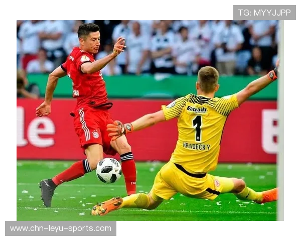 大连英博禁区前沿突然加速,一脚推射稍稍偏出