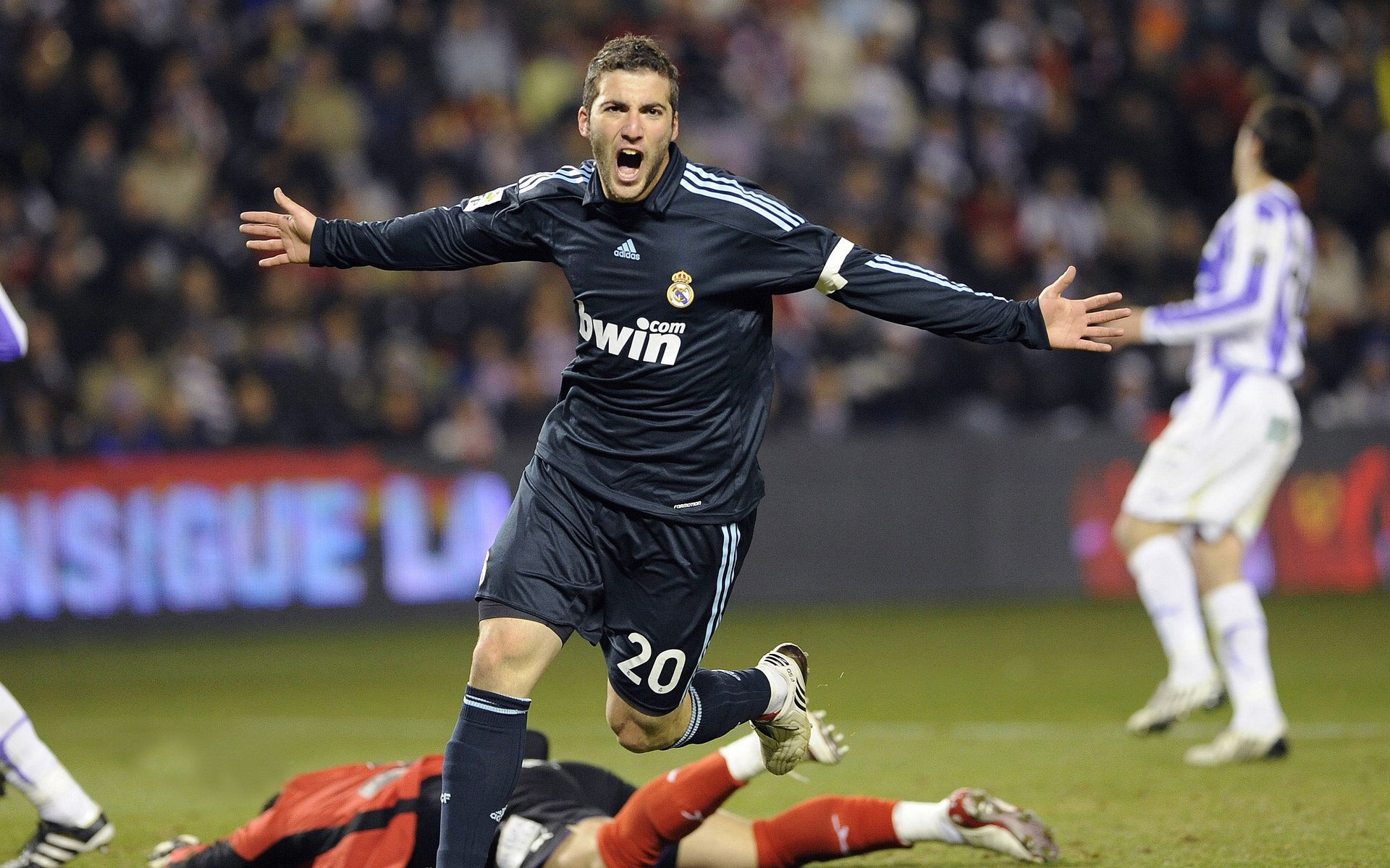 一日英超速递：斯洛特赢球引发争议，VAR谁占便宜？，斯洛特耶斯世锦赛